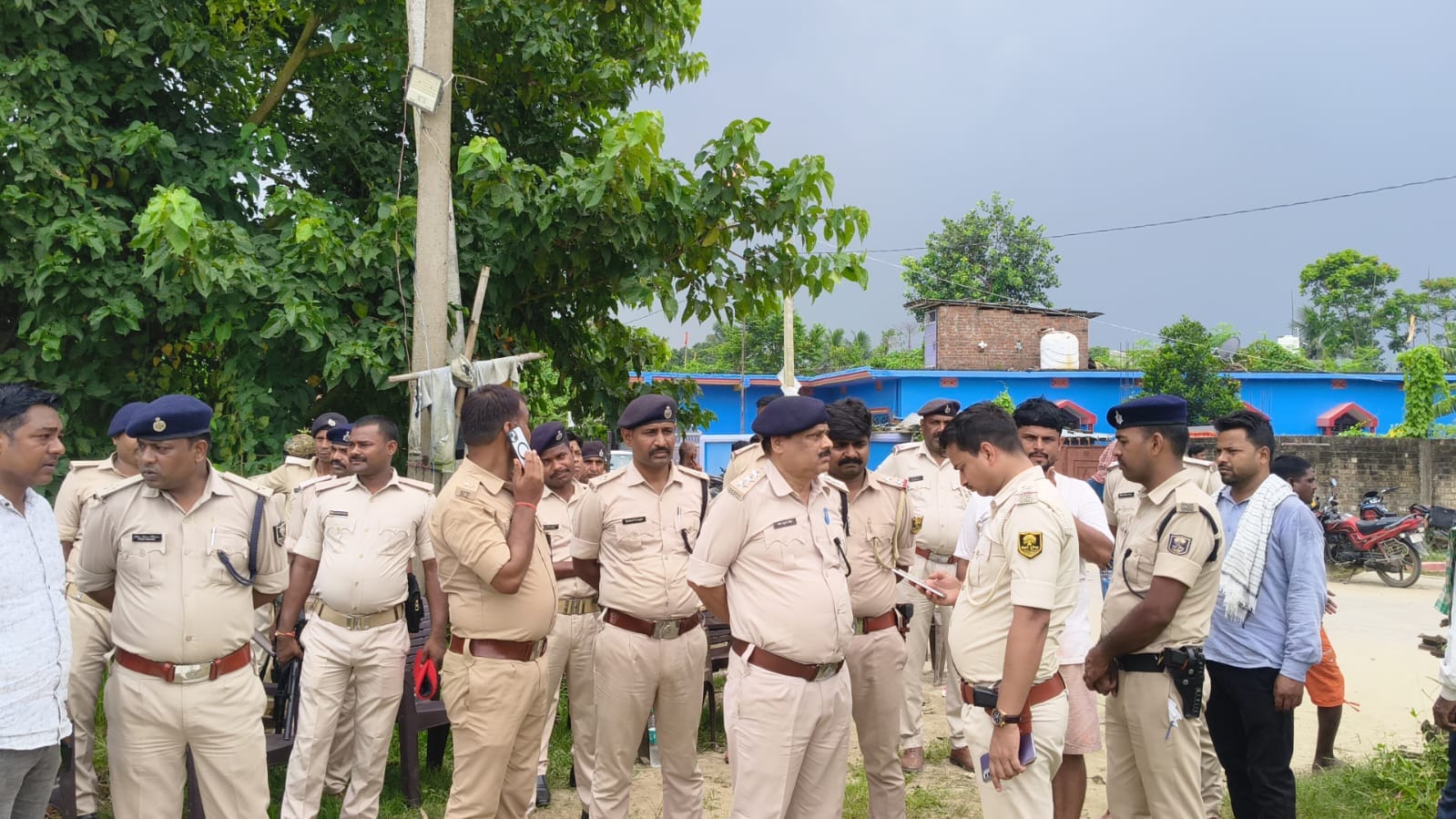 विक्की मेहता के घर के पास मौजूद पुलिस।