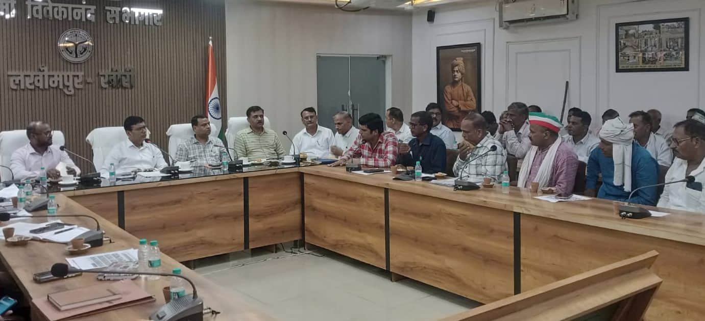 विकास भवन में आयोजित किसान दिवस में मौजूद अधिकारी व किसान। संवाद