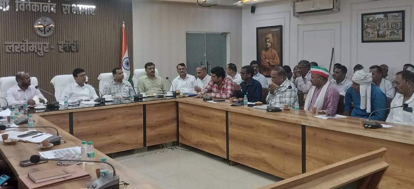 विकास भवन में आयोजित किसान दिवस में मौजूद अधिकारी व किसान। संवाद