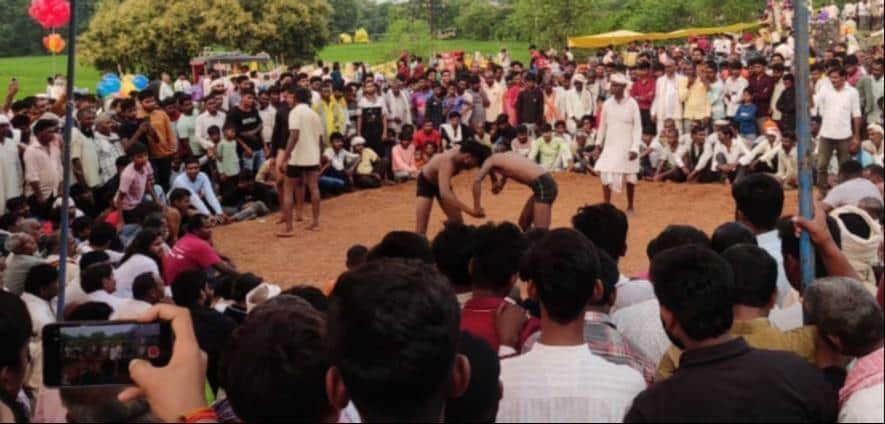 विशुनपरा स्थित पंचायत भवन परिसर के बने अखाड़े में दांवपेंच आजमाते पहलवान।-सोशल मीडिया।