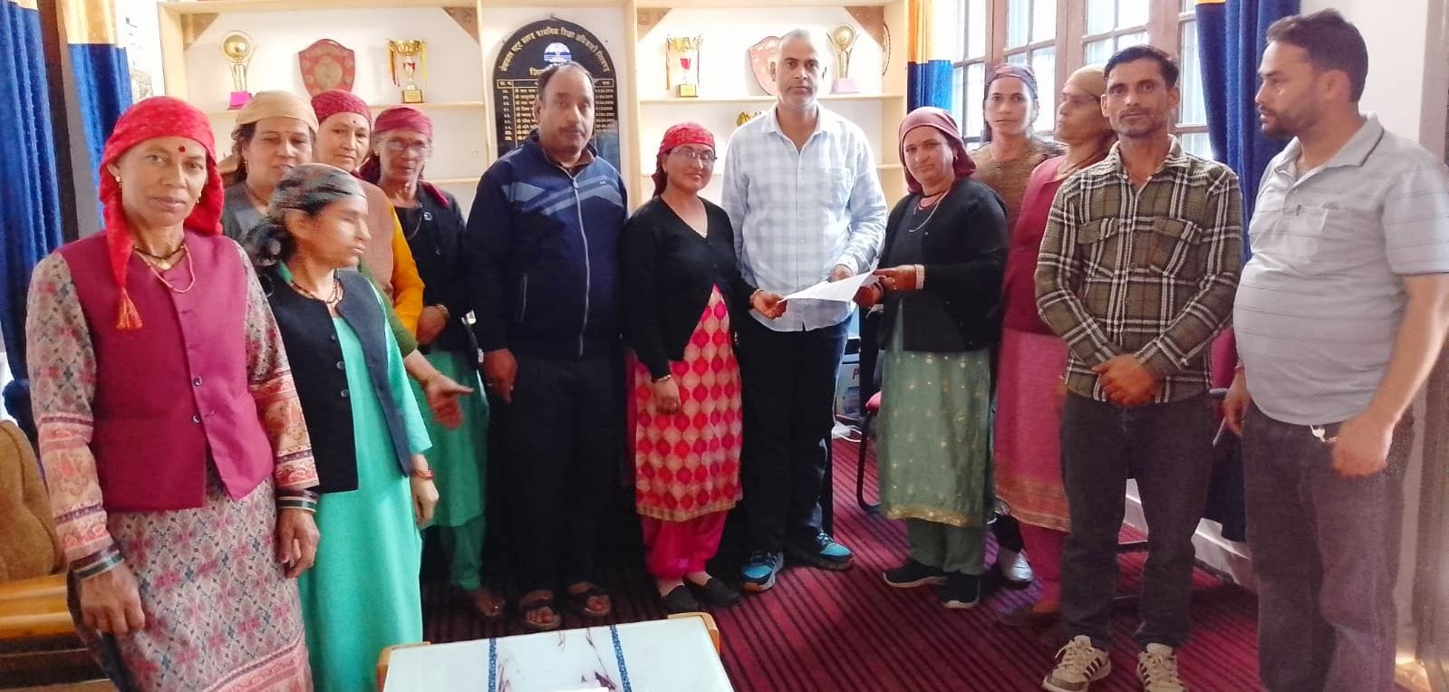 वेतन की अदायगी न होने पर मिड डे मील वर्कर एकता यूनियन बीपीओ कार्यालय निरमंड में ज्ञापन सौंपते ह