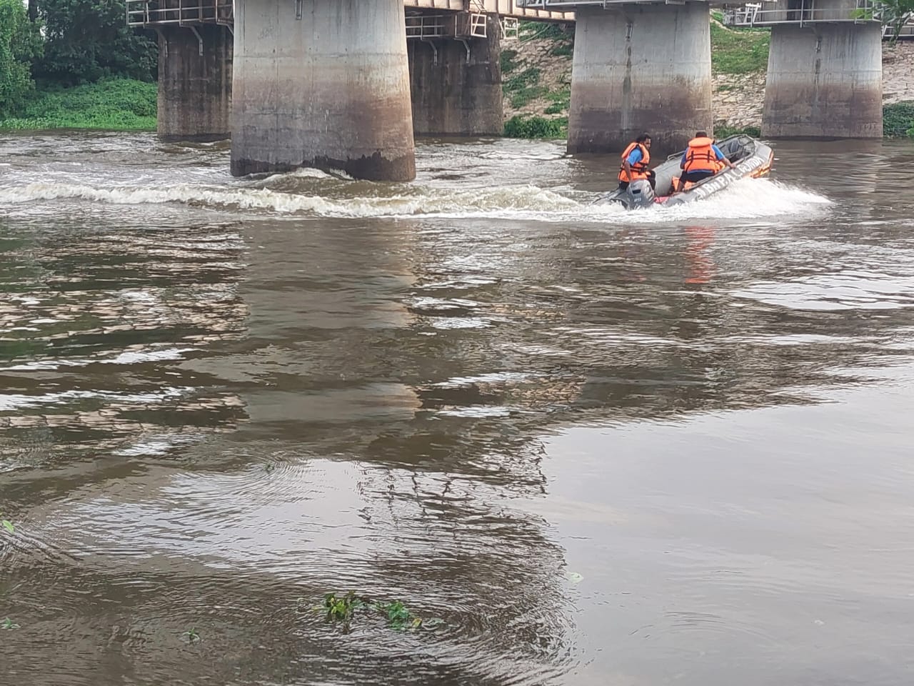 युवक के डूबने के बाद रेस्क्यू करती टीम।-संवाद