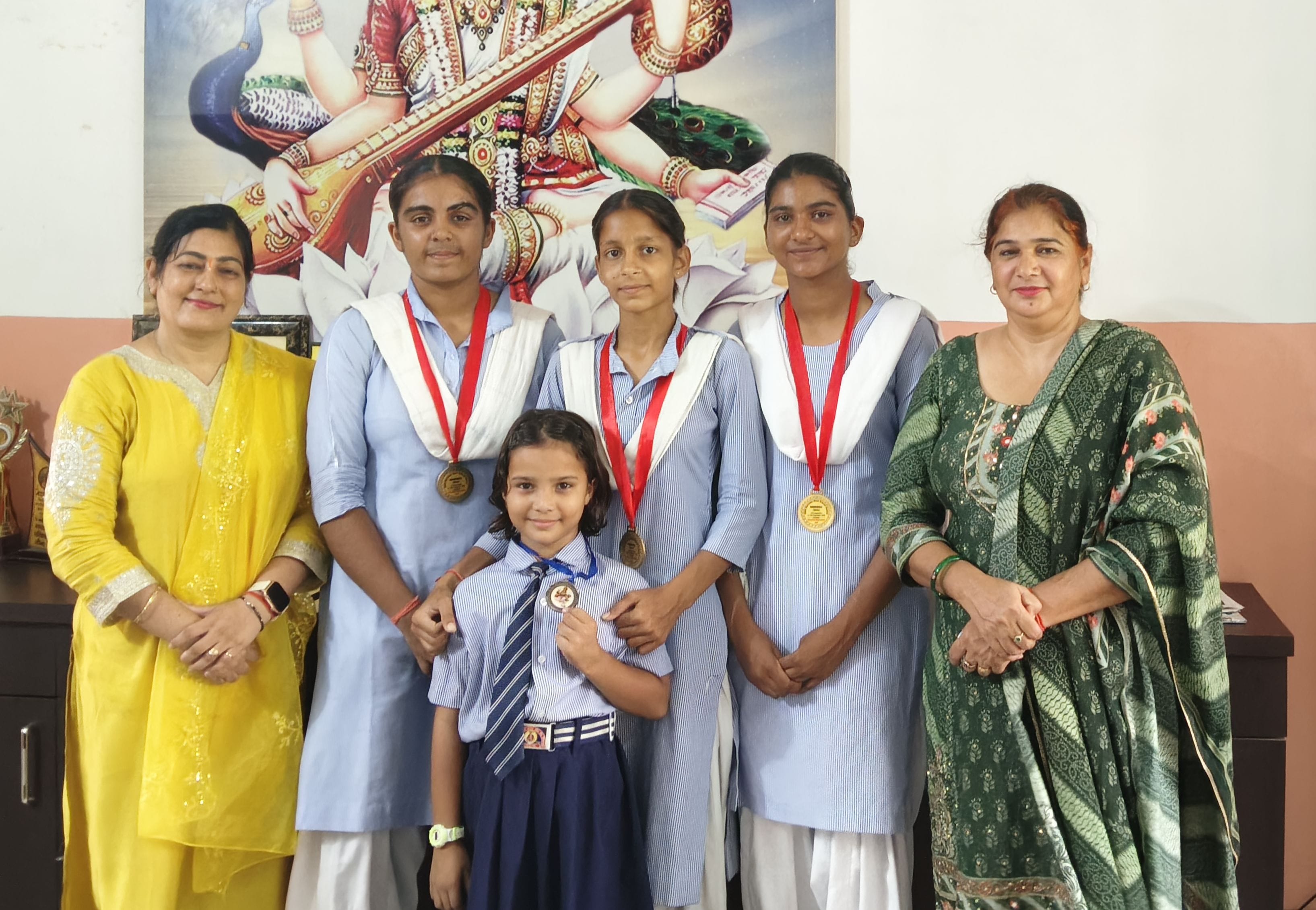 17जेएनडी06: विजेता खिलाड़ियों को सम्मानित करते हुए प्राचार्य। स्रोत: स्कूल