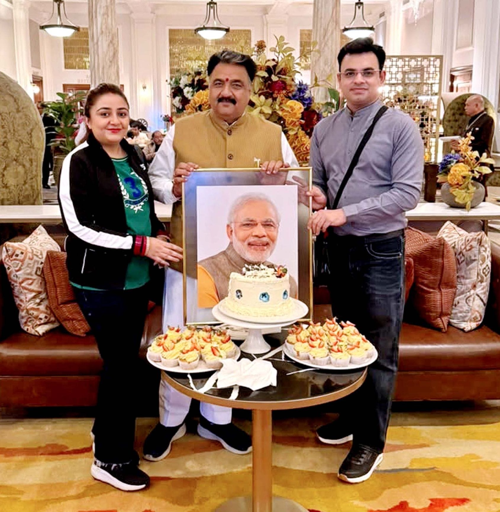 17जेएनडी12: केपटाउन में देश के प्रधानमंत्री नरेंद्र मोदी का जन्मदिन मनाते हुए डिप्टी स्पीकर डॉ.