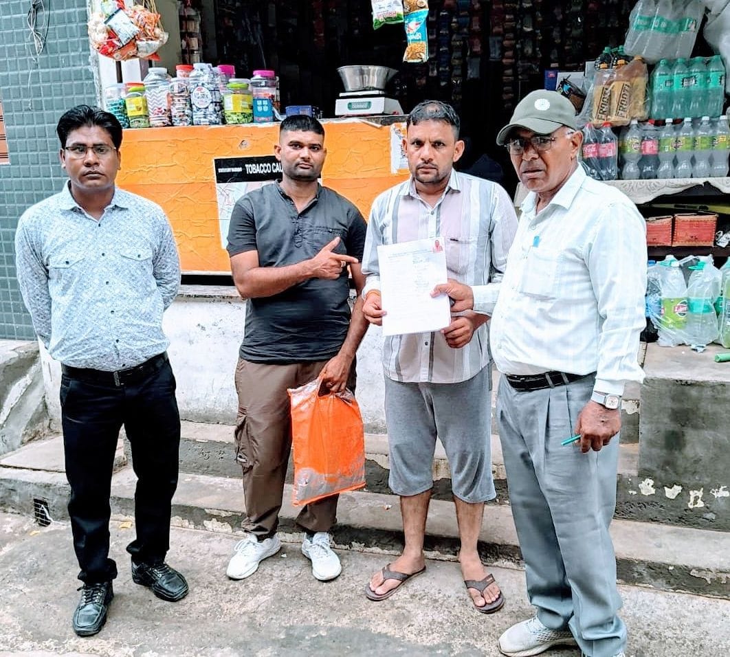 17जेएनडी15: ग्रामीणों को जागरूक करते हुए स्वास्थ्य विभाग के कर्मचारी। स्रोत: कर्मचारी