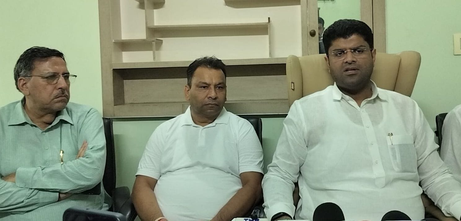 17जेएनडी22: जजपा जिला कार्यालय में पत्रकार वार्ता करते हुए पूर्व उपमुख्यमंत्री दुष्यंत चौटाला। 
