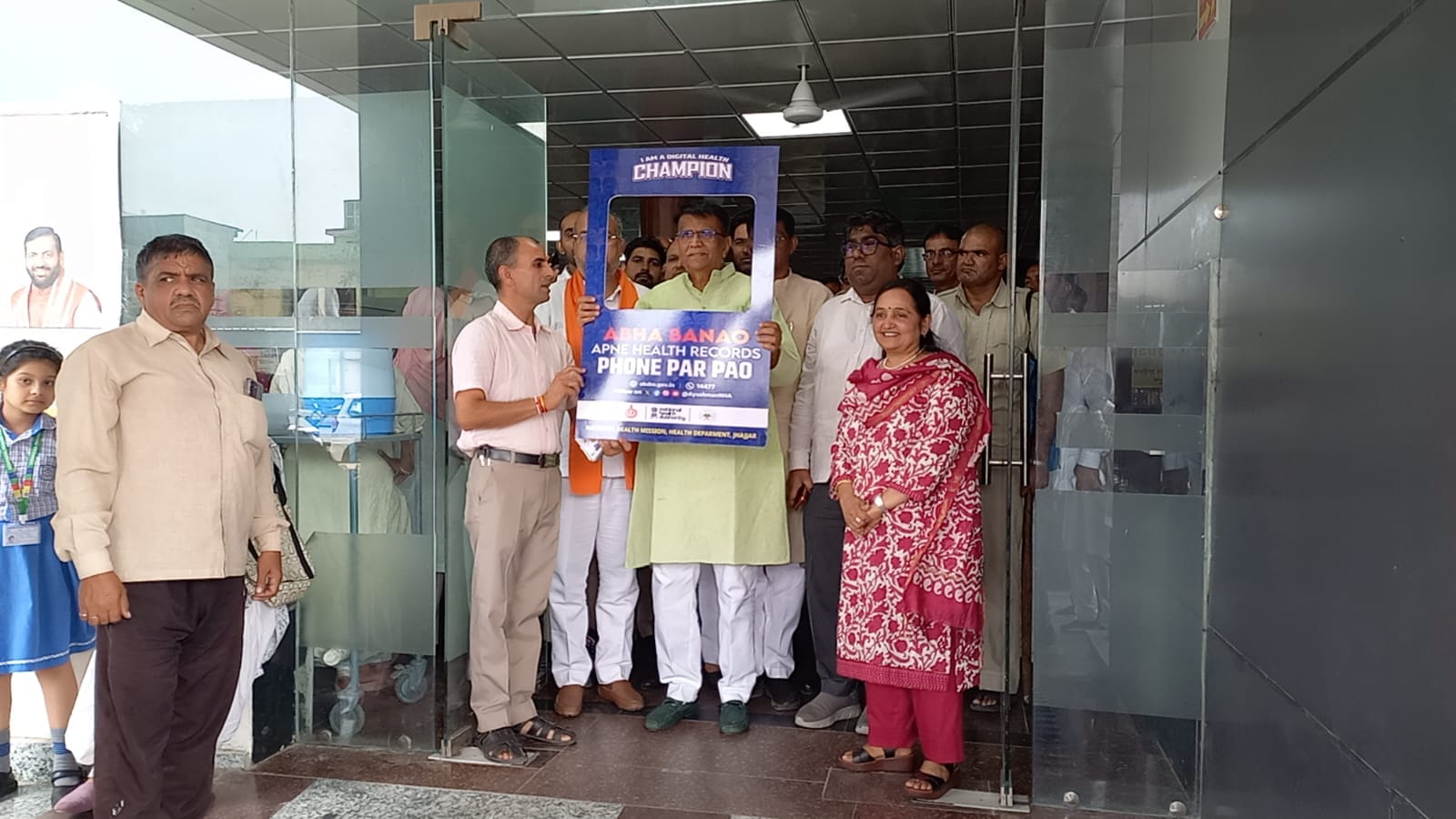 17jjrp05- संकल्प सेवा अभियान के तहत सिविल अस्पताल में आभा आईडी अभियान की शुरुआत करते भाजपाके