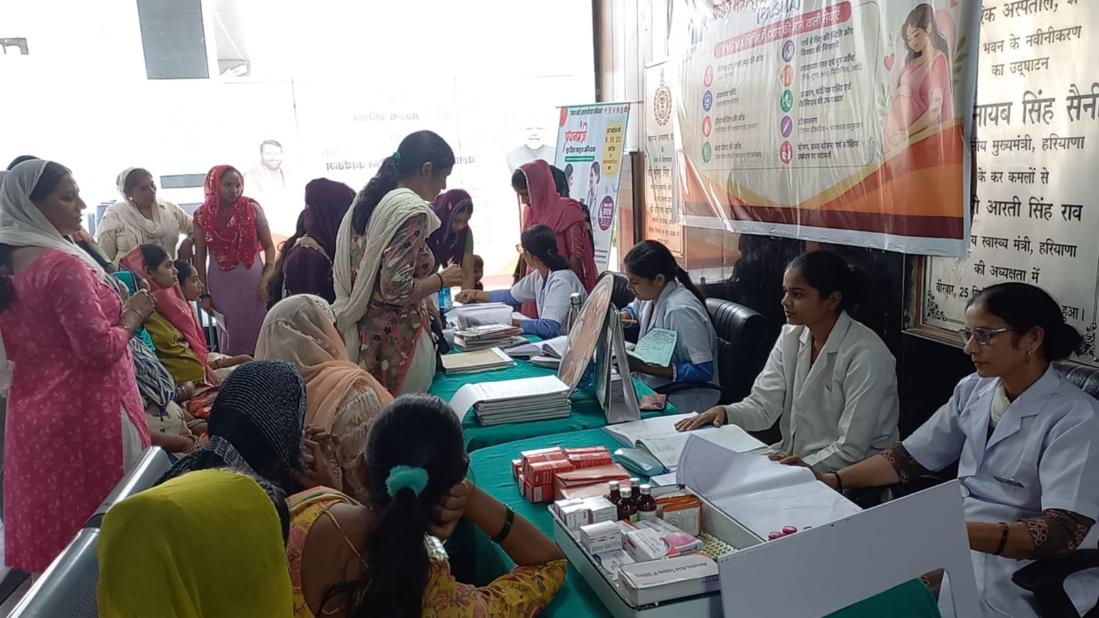 17jjrp06- सिविल अस्पताल में लगे शिविर में अपनी जांच करवाती महिलाएं। संवाद