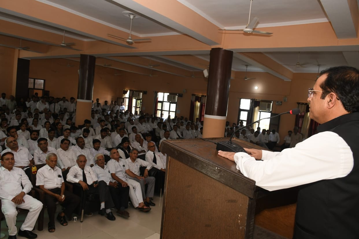 The newly appointed executive committee organized a meeting.