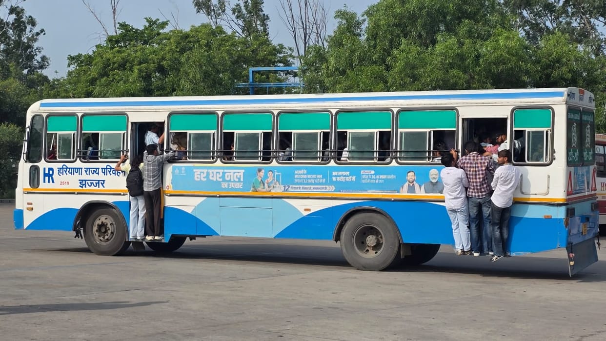 Bus pass issues cause trouble; students forced to hang onto the outside of a roadways bus.