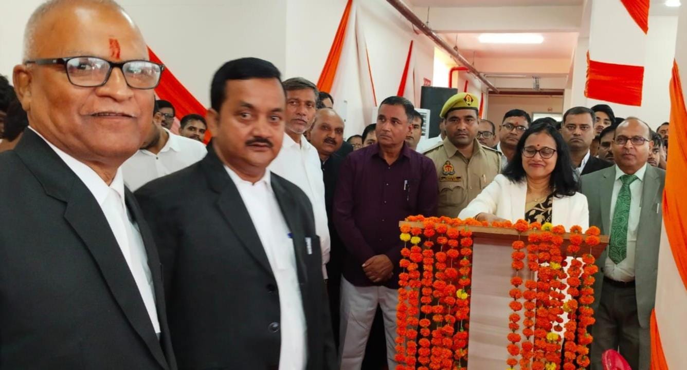 अधिवक्ता चेंबर्स भवन का उद्घाटन करती प्रशासनिक न्यायमूर्ति।