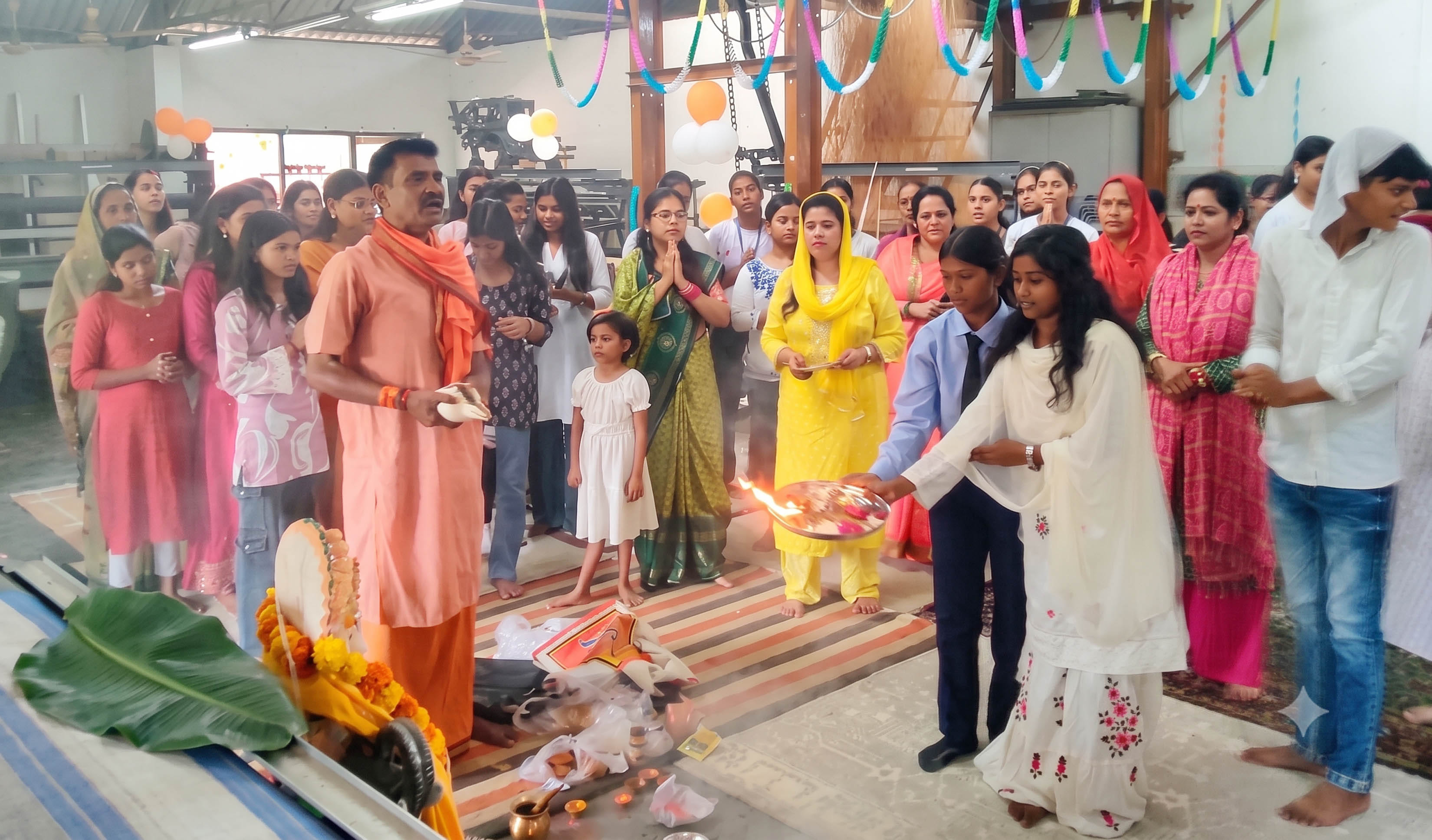 आईआईसीटी के वर्कशाप में विश्वकर्मा पूजा में जमा हुए छात्र व स्टाफ। स्रोत-आईआईसीटी