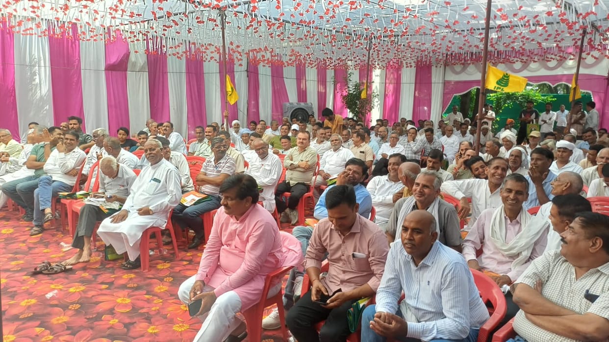 A demand to link sugarcane bonds was raised at the farmers' meeting.