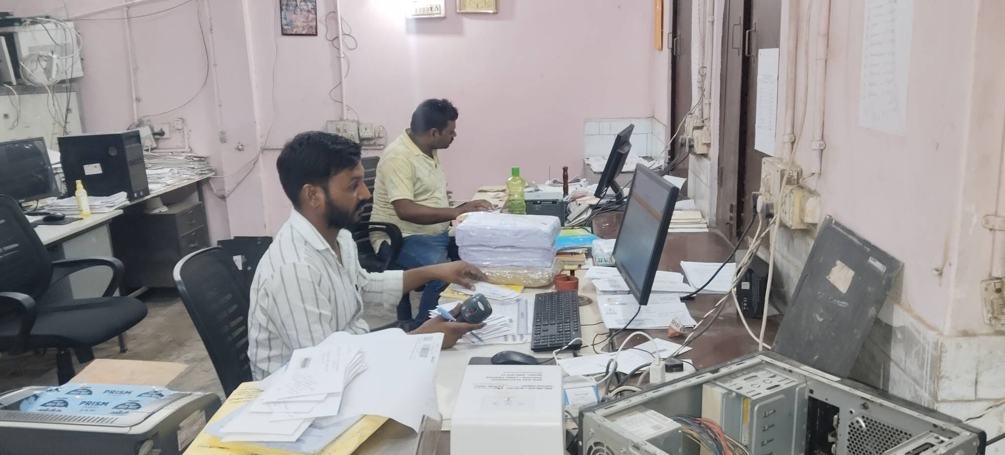 आलापुर के रामनगर स्थित उप डाकघर में शुक्रवार सुबह सर्वर ठीक होने के बाद कार्य करते कर्मचारी।संव