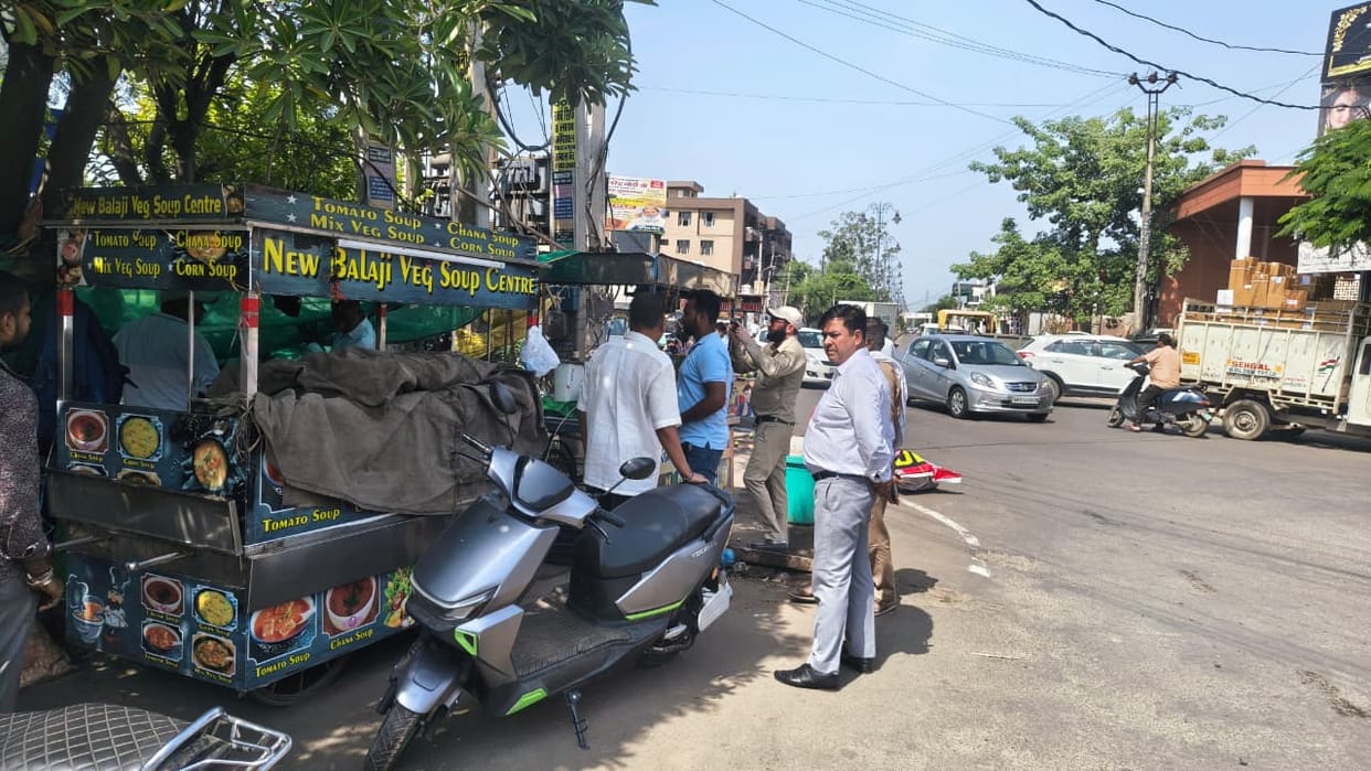 Encroachments removed from markets; goods of those occupying the footpath confiscated.