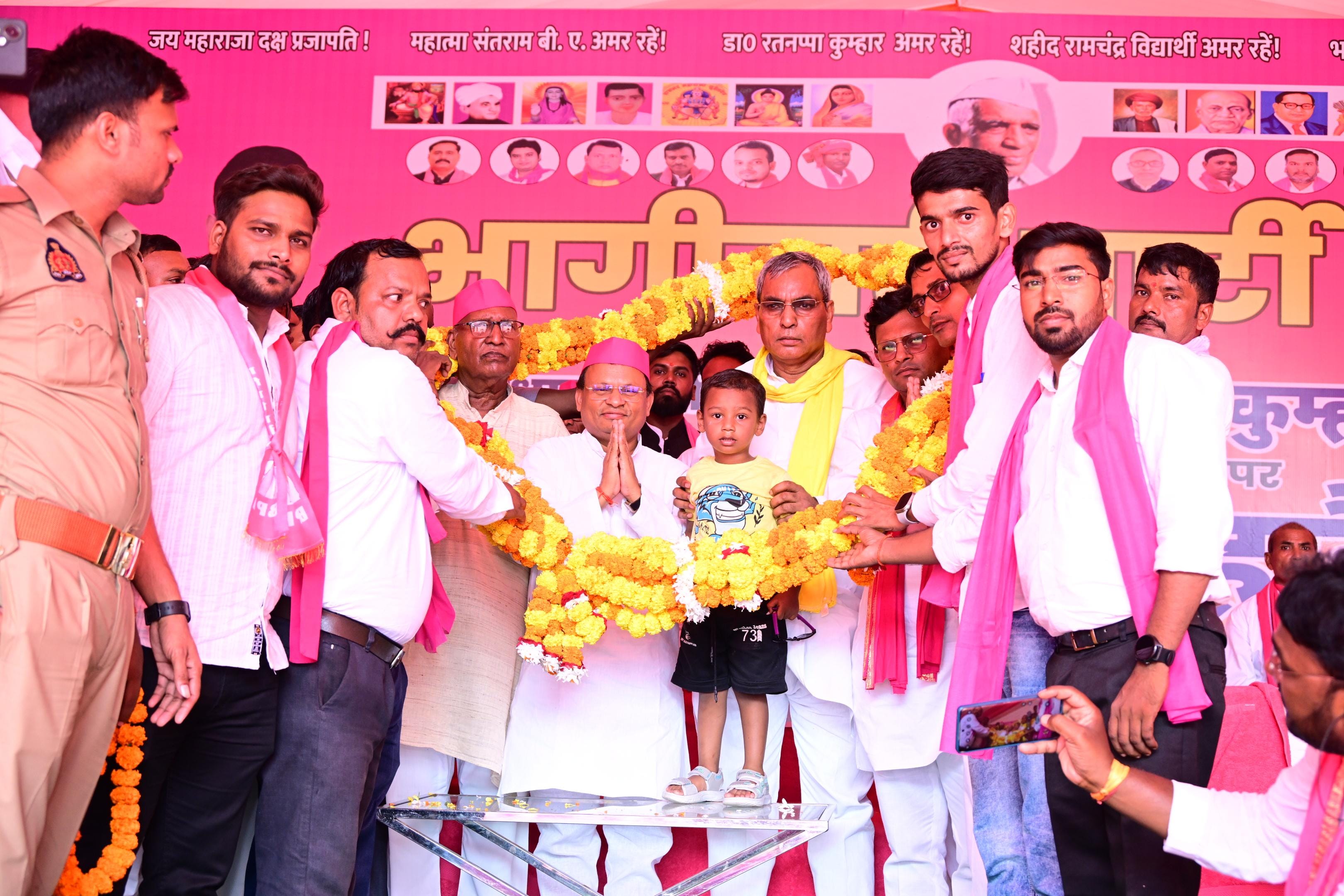 अकबरपुर के कटारिया याकूबपुर में मुख्य अतिथि कैबिनेट मंत्री ओमप्रकाश राजभर का स्वागत करते लोग व