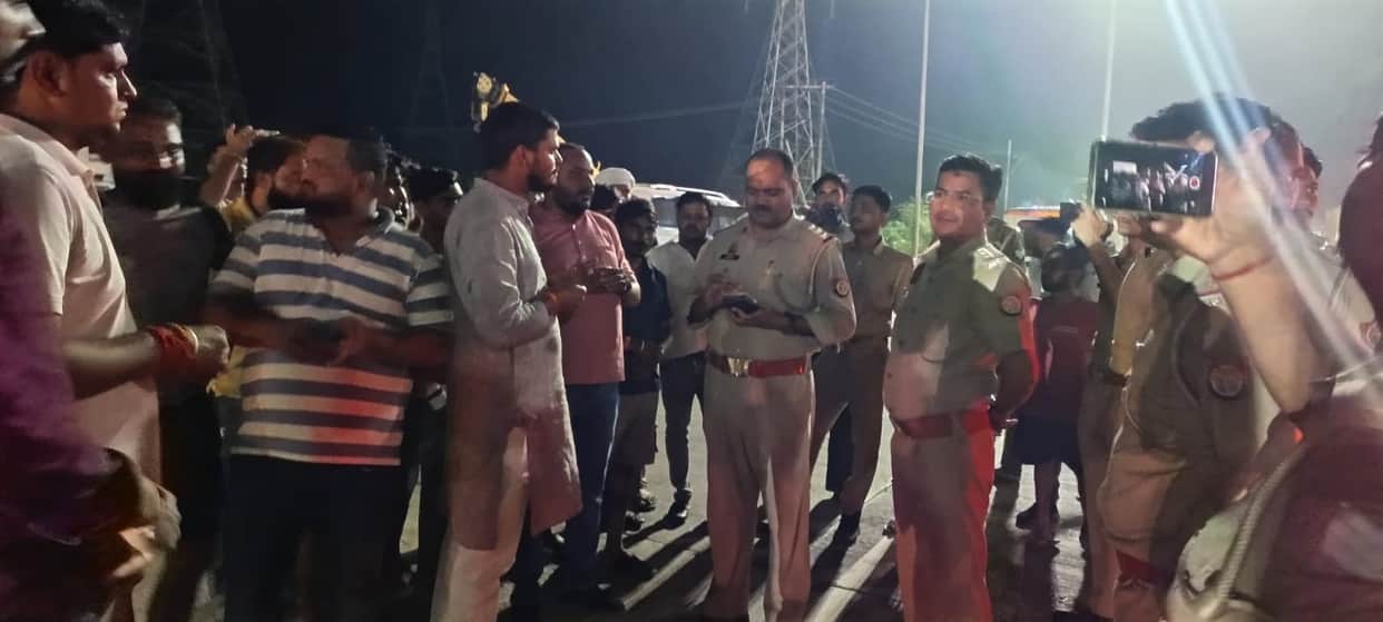 BKU activists create a ruckus following a dispute with the toll manager.