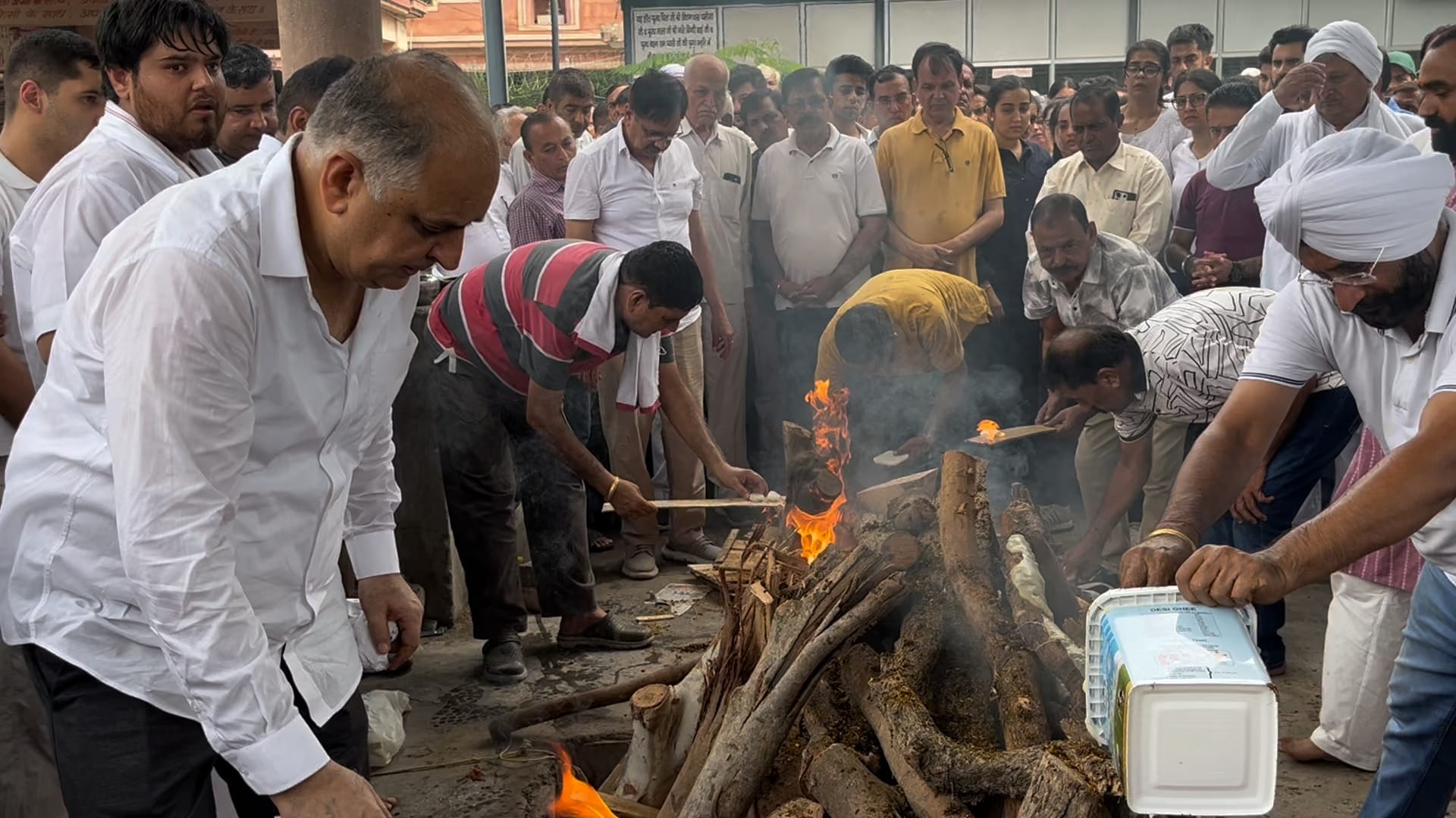 अंतिम संस्कार करते परिजन व अन्य ।