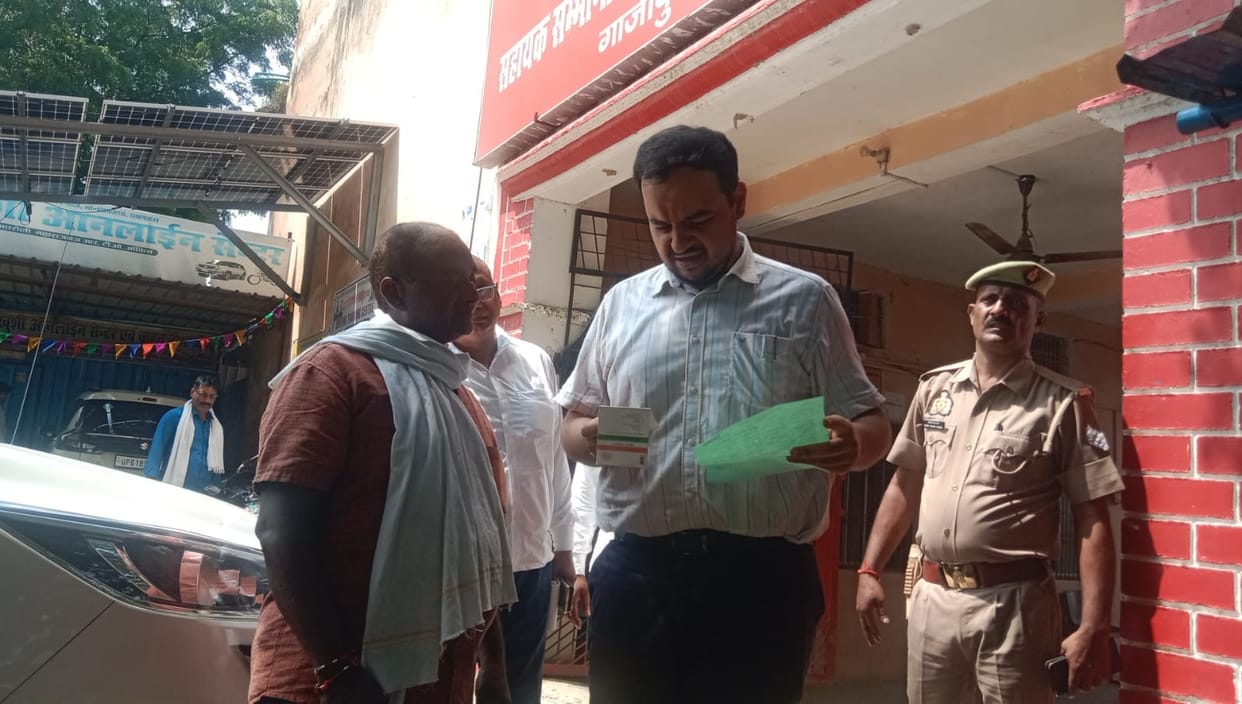 The District Magistrate asked applicants at the ARTO office if any extra fees were being charged; after questioning a suspicious individual, he sent the person to the police station.