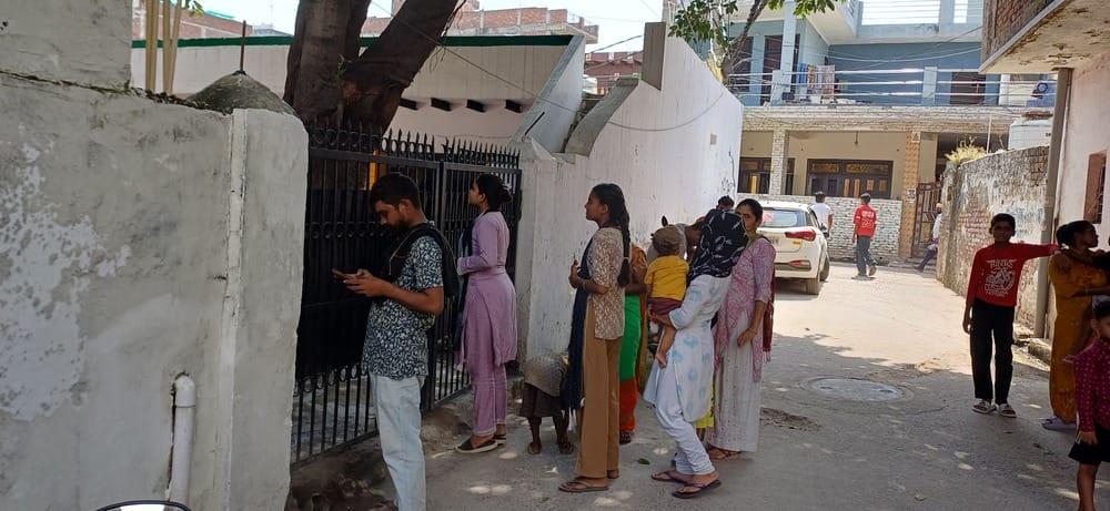 बच्चों की सुरक्षा को देखते हुए परिषदीय स्कूलों के गेट बंद।