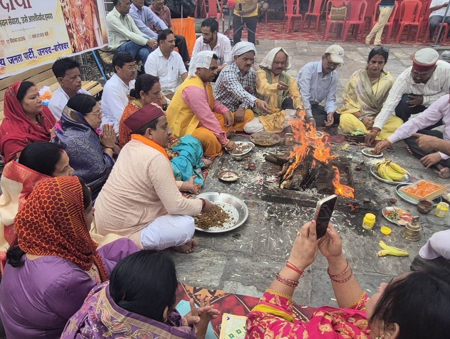 बागेश्वर के बागनाथ मंदिर में हवन करते भाजपा कार्यकर्ता। संवाद