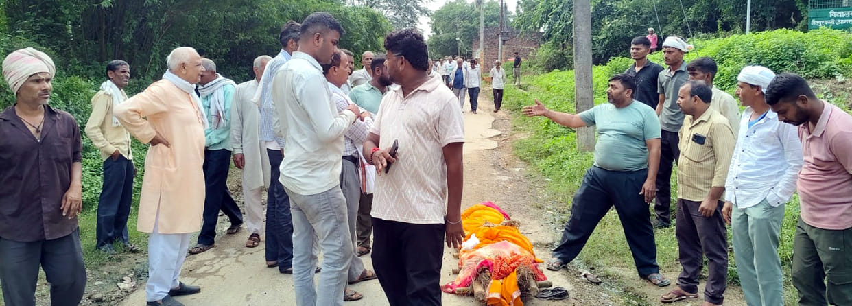 Woman's maternal family halts funeral procession; creates a scene by placing the body on the road.