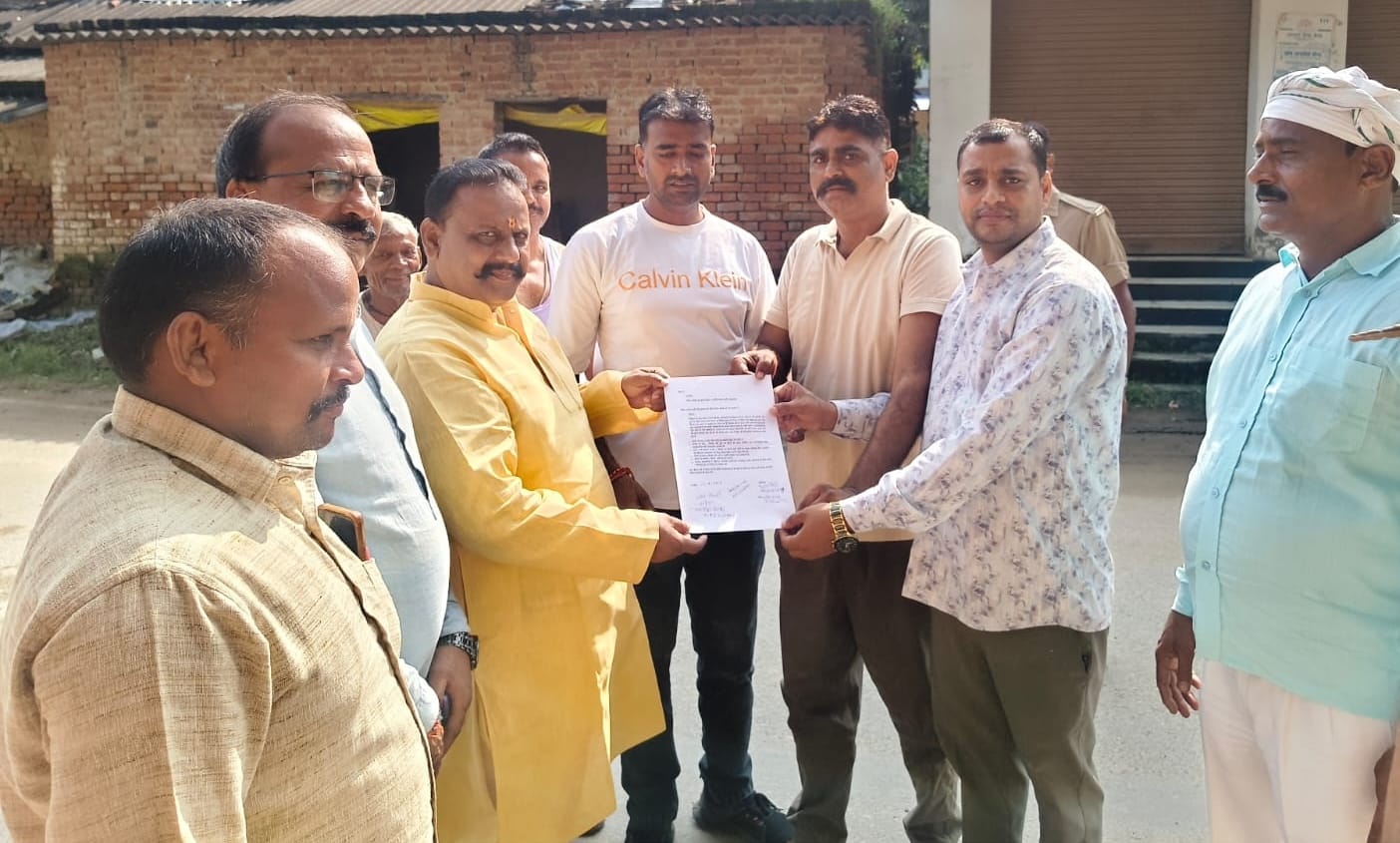 भाजपा जिलाध्यक्ष ध्रुव सिंह को ज्ञापन सौंपते समिति के लोग। संवाद