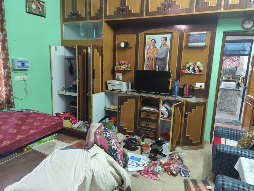 Thieves broke into the house after finding it empty, forced open the door, and made off with cash and jewelry.