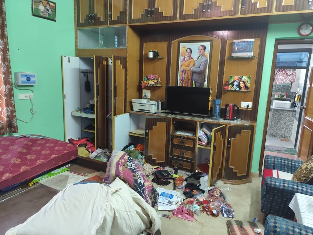 Thieves broke into the house after finding it empty, forced open the door, and made off with cash and jewelry.