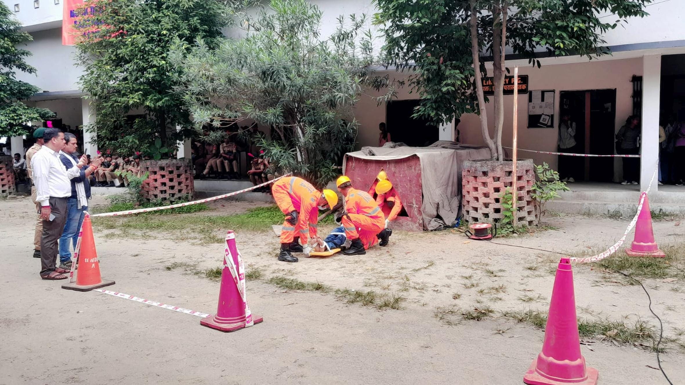 बहराइच के केडीसी में मॉकडि्रल करते एनडीआरएफ के जवान। 