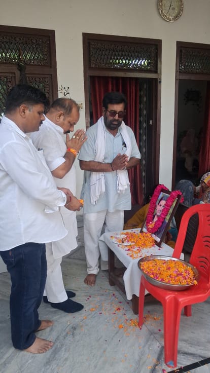 बहसूमा। नितिन नागर को श्रद्धांजलि देते हुए बलराज डूंगर व अन्य फोटो संवाद