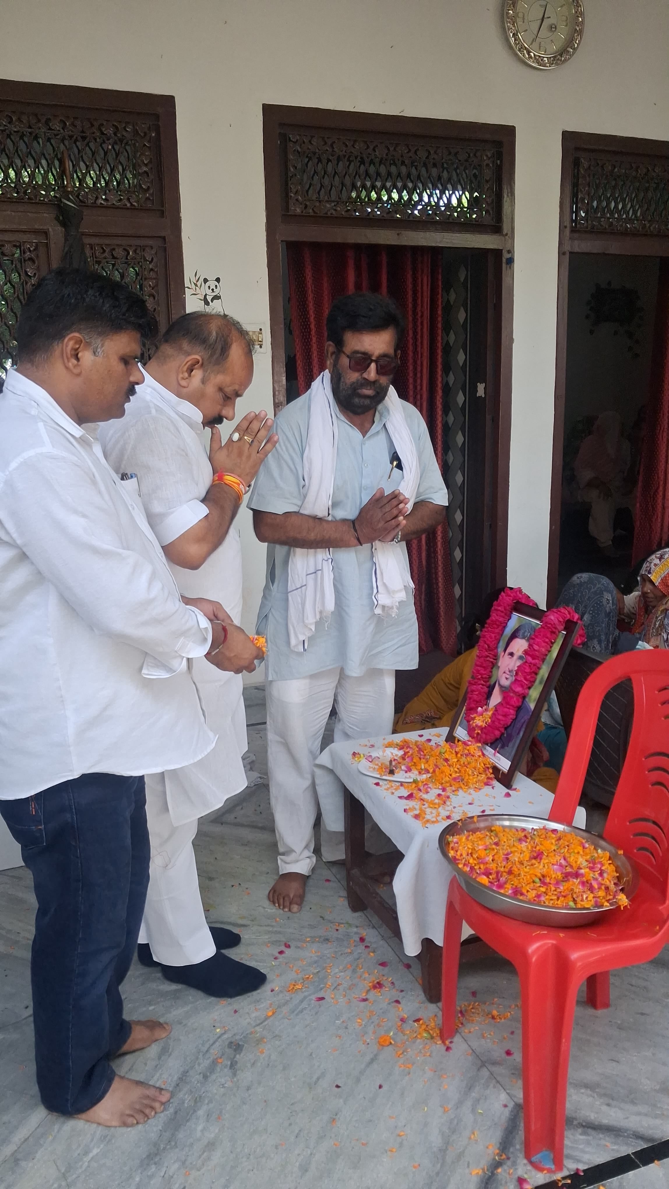 बहसूमा। नितिन नागर को श्रद्धांजलि देते हुए बलराज डूंगर व अन्य फोटो संवाद