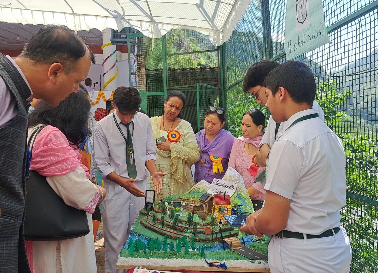 बाल विज्ञान कांग्रेस कार्यक्रम में मॉडल का निरीक्षण करते मुख्यातिथि और निर्णायक मंडल । संवाद