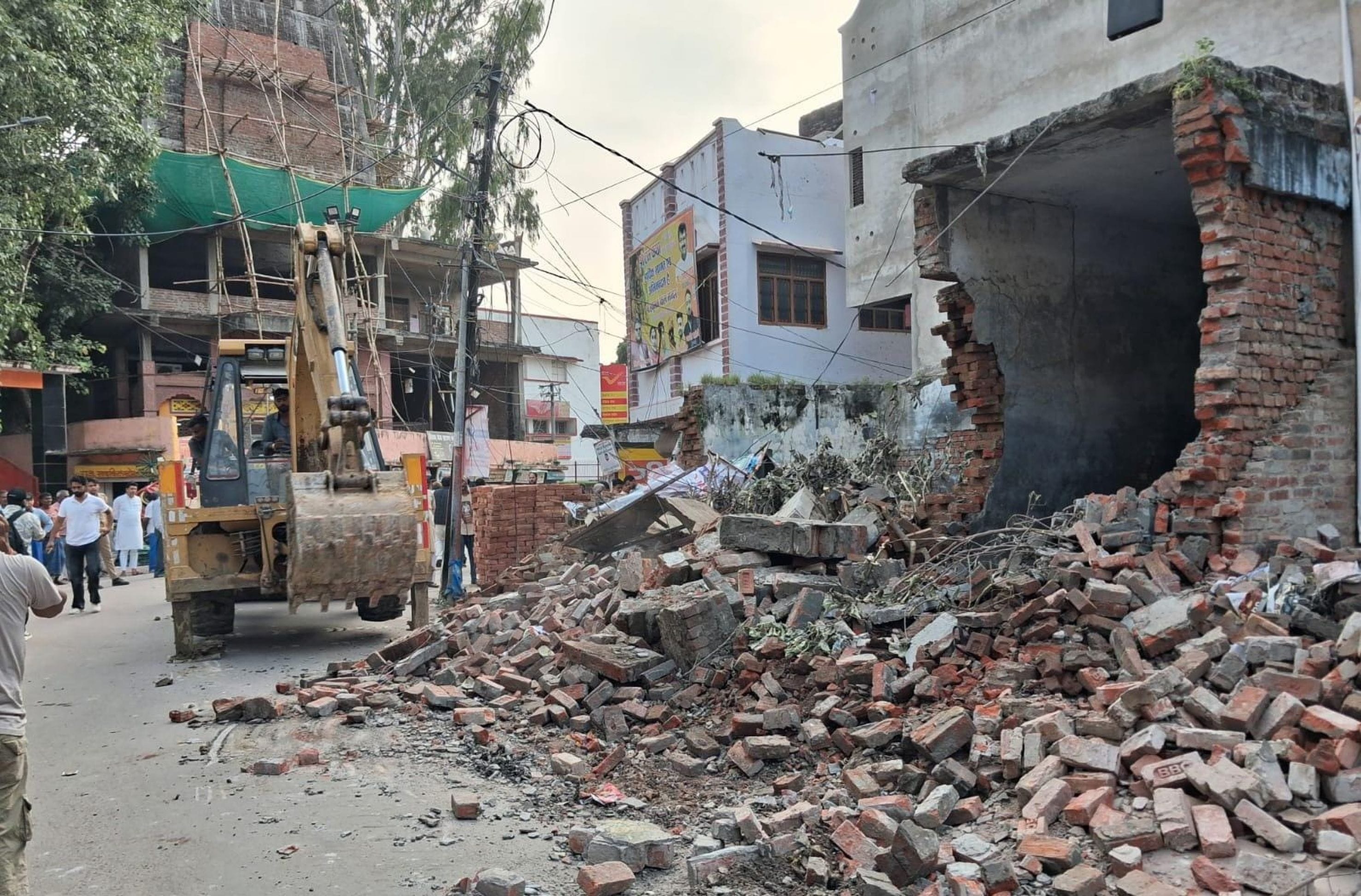 बुलडोजर से ढहाया अवैध निर्माण।