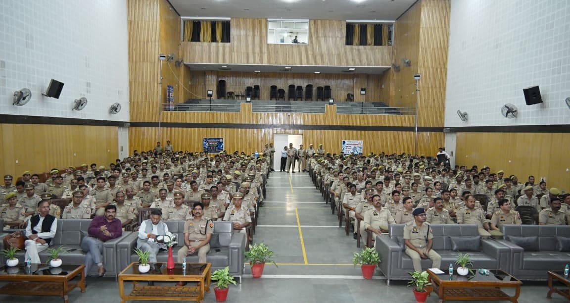 बुलंदशहर कार्यशाला में भाग लेते एसएसपी, पुलिसकर्मी। पुलिस