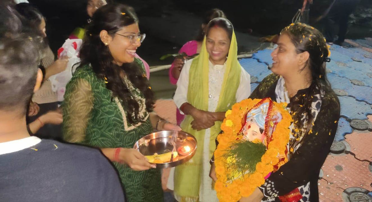 Idol immersion in the Ganga continues despite the ban