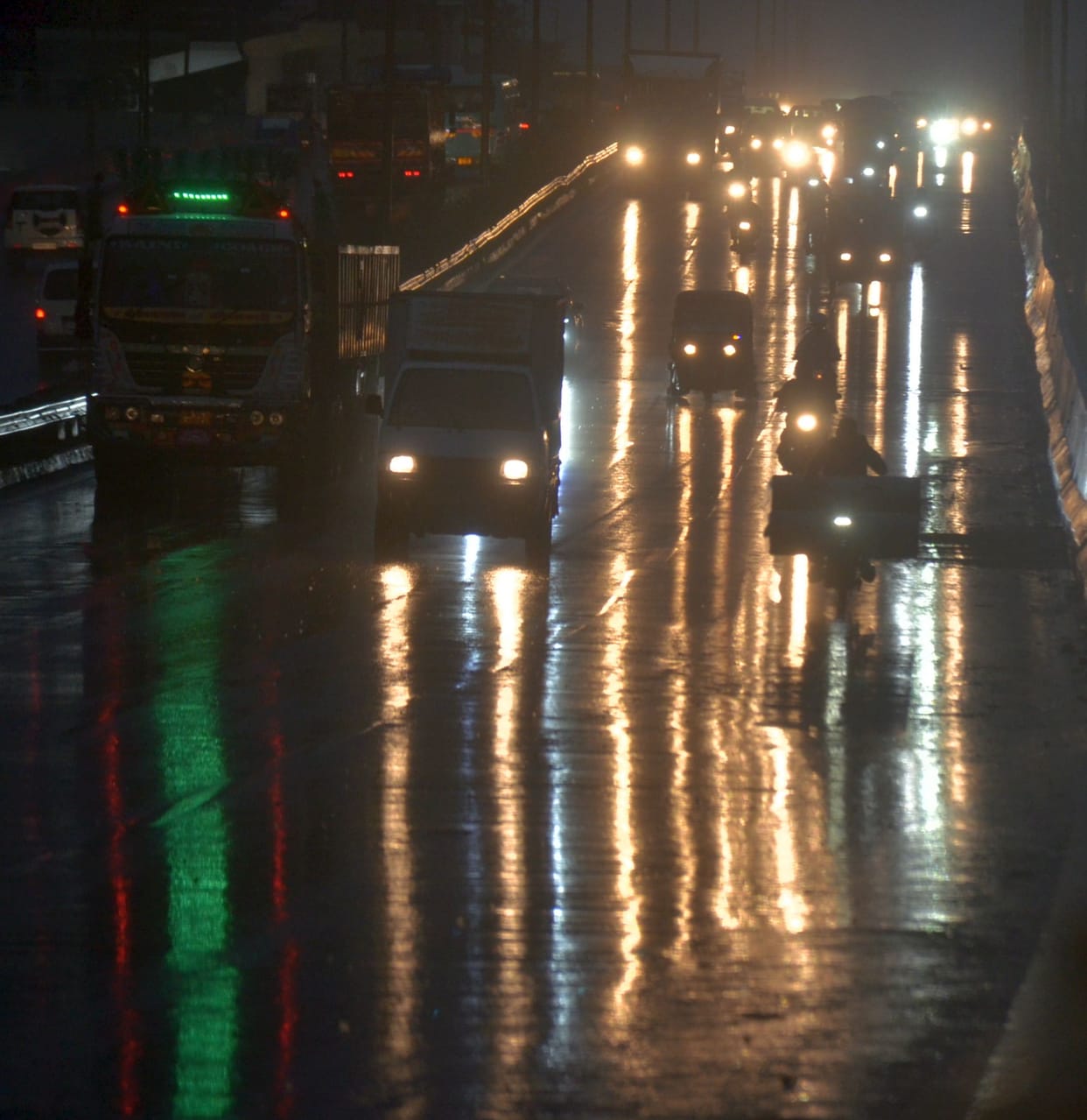 Scorching heat in the afternoon; rain brought relief in the evening.