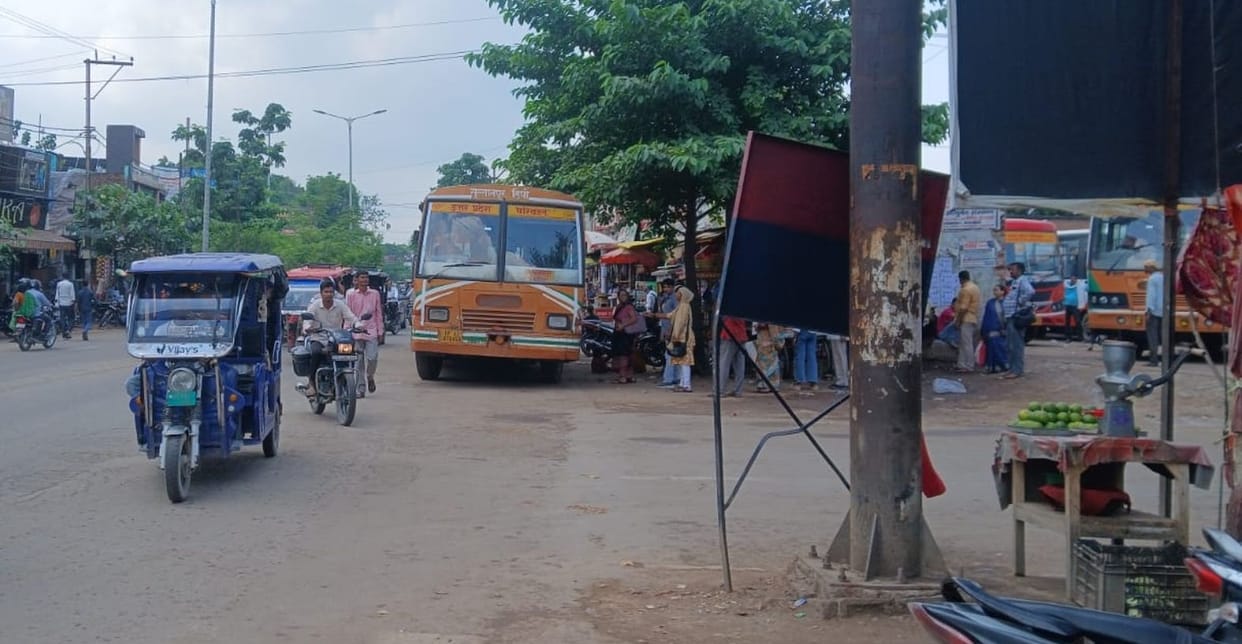 Drivers stopping buses on the road to pick up passengers; people getting stuck in traffic jams.