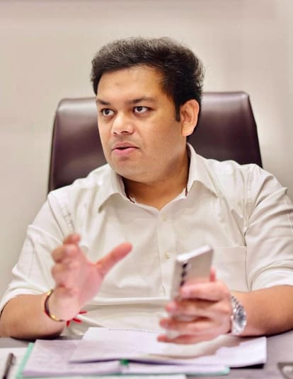 बेसिक शिक्षा राज्य मंत्री संदीप सिंह उनके छोटे भाई सौरभ सिंह वर्मा तीसरी चित्र में परिवार 