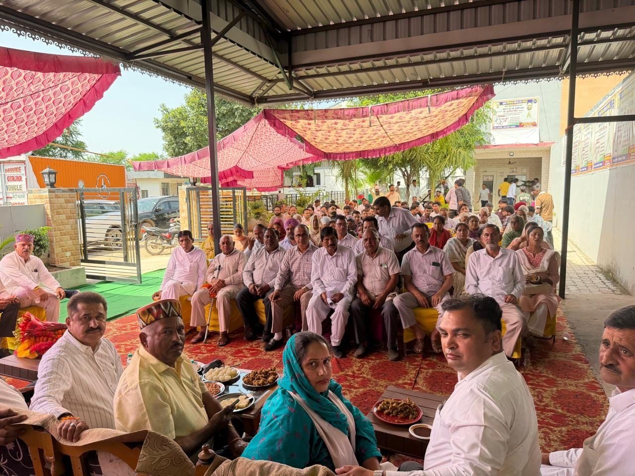 बद्दी की गुरुमाजरा पंचायत में आयोजित मुख्यमंत्री अपना परिवार सुखी परिवार योजना के तहत लोगों के 