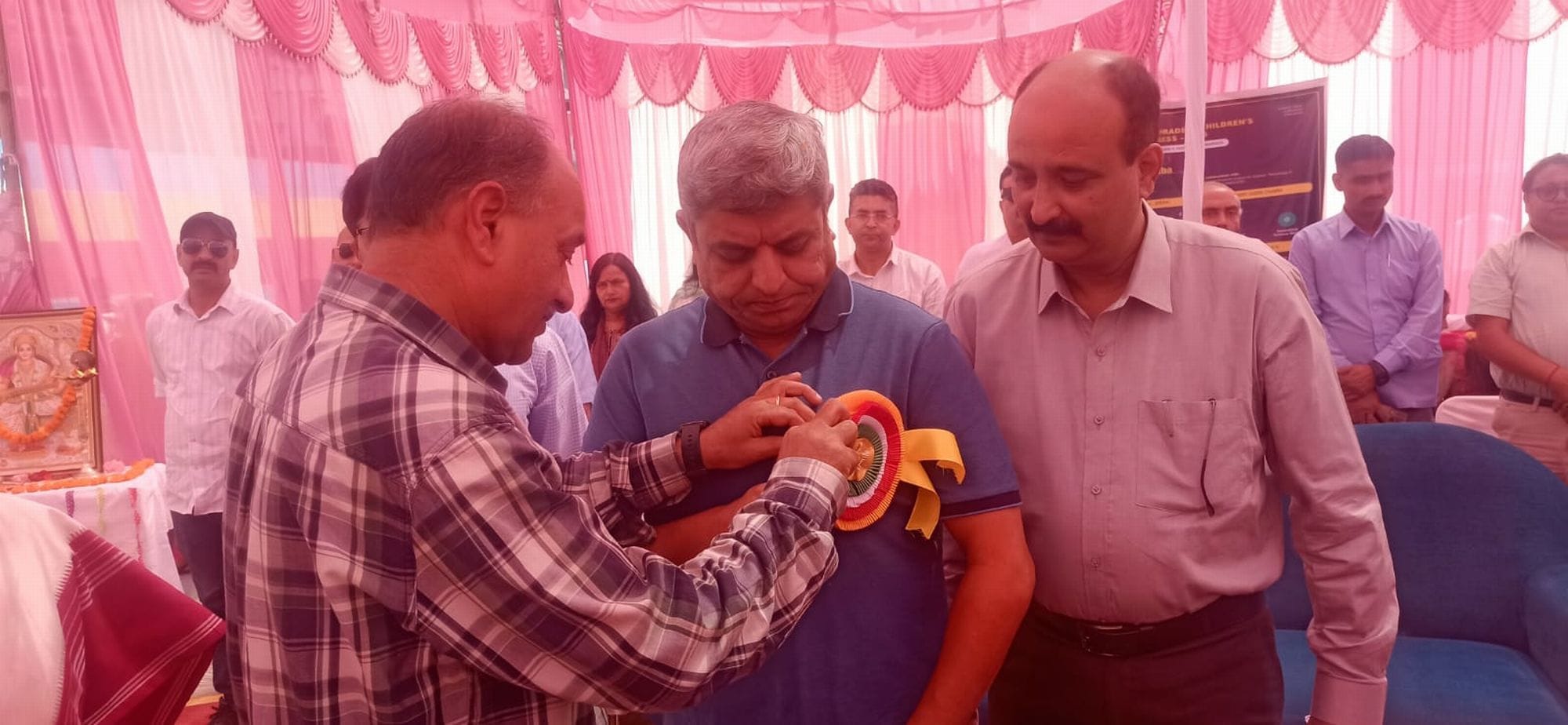 चंबा बॉय स्कूल में सांईंस कांग्रेस कार्यक्रम के शुभारंभ पर मुख्यतिथि को सम्मानित करता स्टाफ।सं