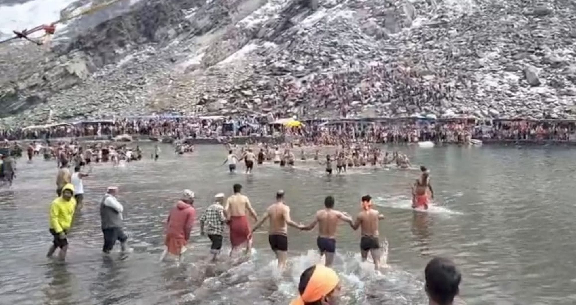 चंबा के मणिमहेश में डल झील तोड़ने की पंरपरा को निभाते शिव के गुर।संवाद