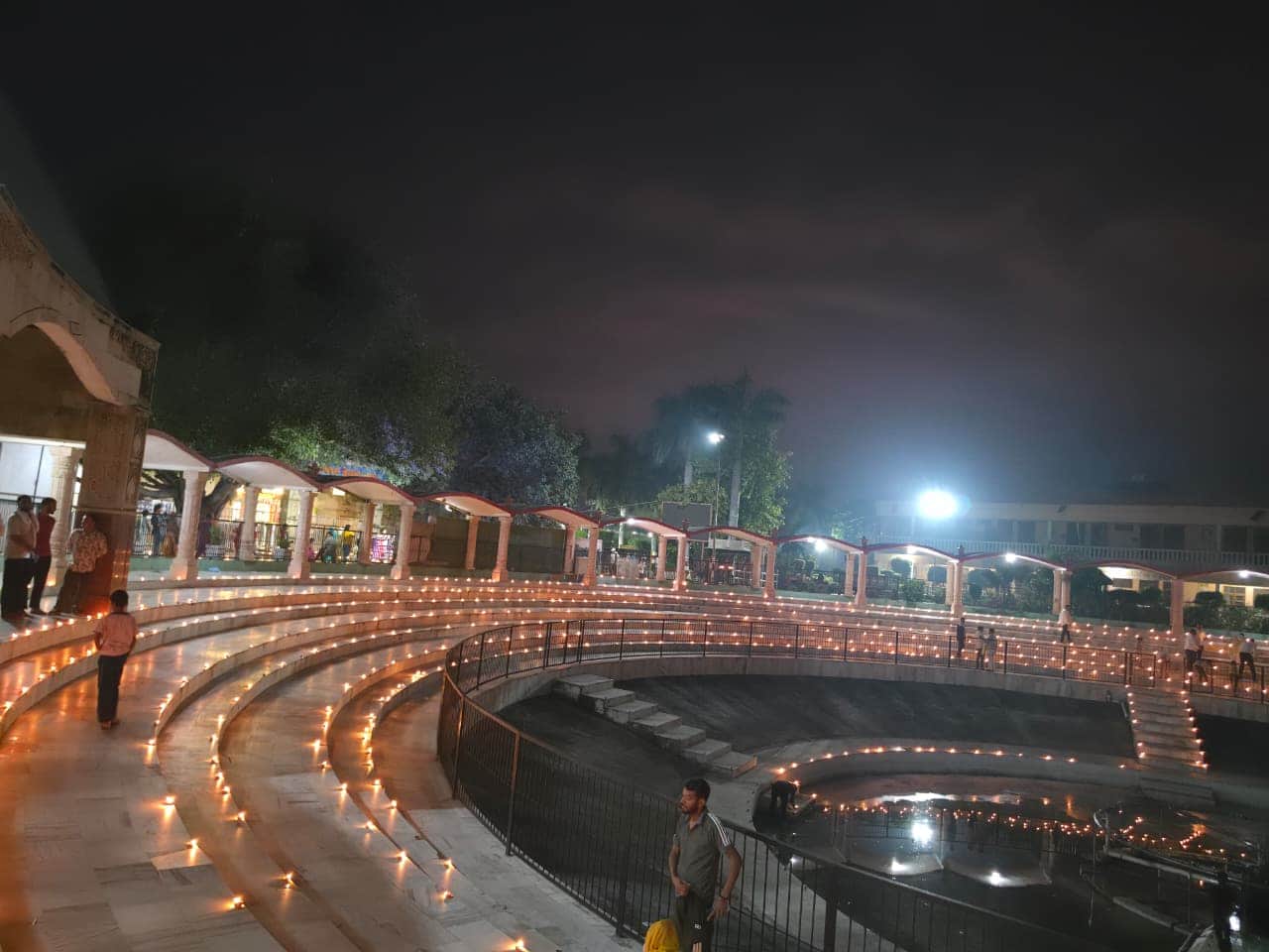 चुलकाना धाम में आशीर्वाद का दीया कार्यक्रम में लगाए दीये। मंदिर 