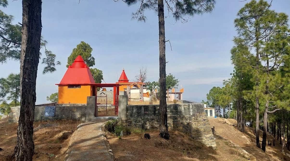 चलनीछीना गांव स्थित घंटिका मंदिर। संवाद