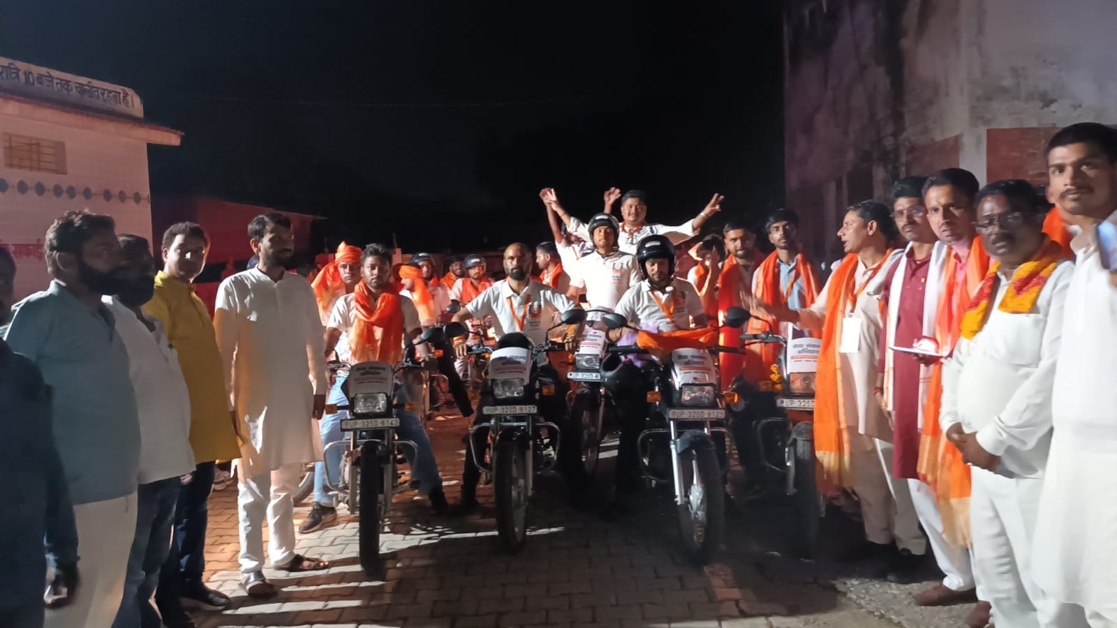 चुनार में पहुंची बाइक यात्रा का स्वागत करते भाजपा कार्यकर्ता। फोटो स्त्रोत सोशल मीडिया