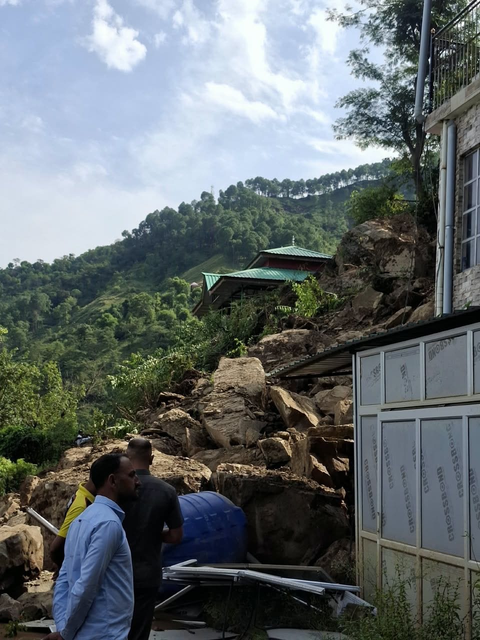 चुरढ़ में भारी भूस्खलन में खतरे की जद में आया मकान। स्त्रोत: जागरूक पाठक