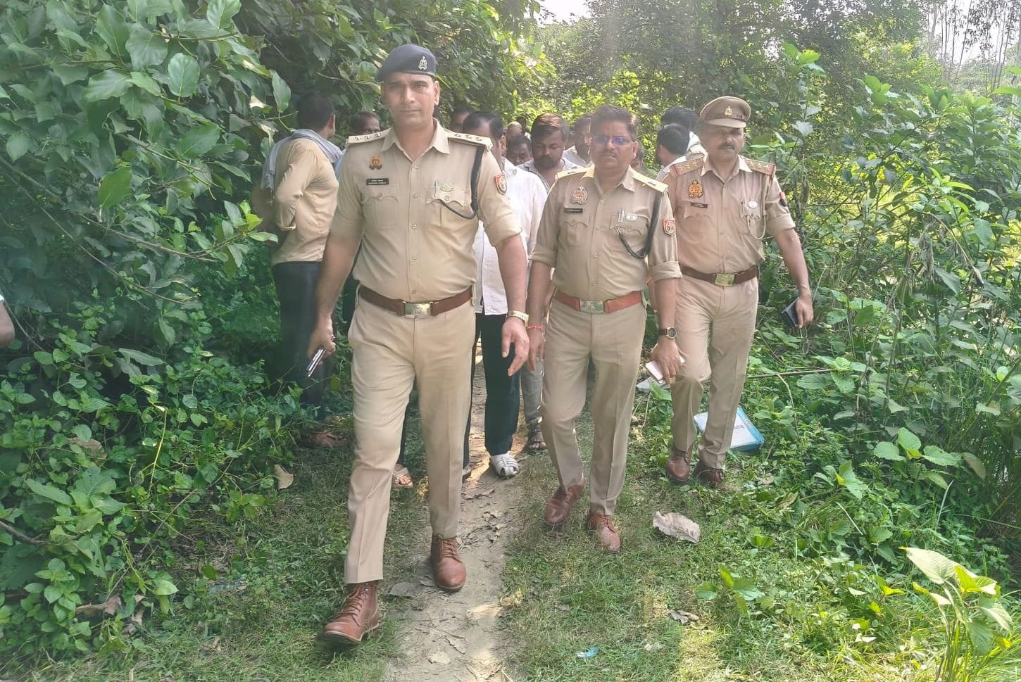 छानबीन करती पुलिस।