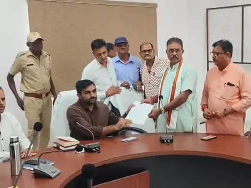 डूंगरपुर में सभापति पद से अपना नाम वापस लेते भाजपा के पूर्व जिलाध्यक्ष प्रभु पंड्या।