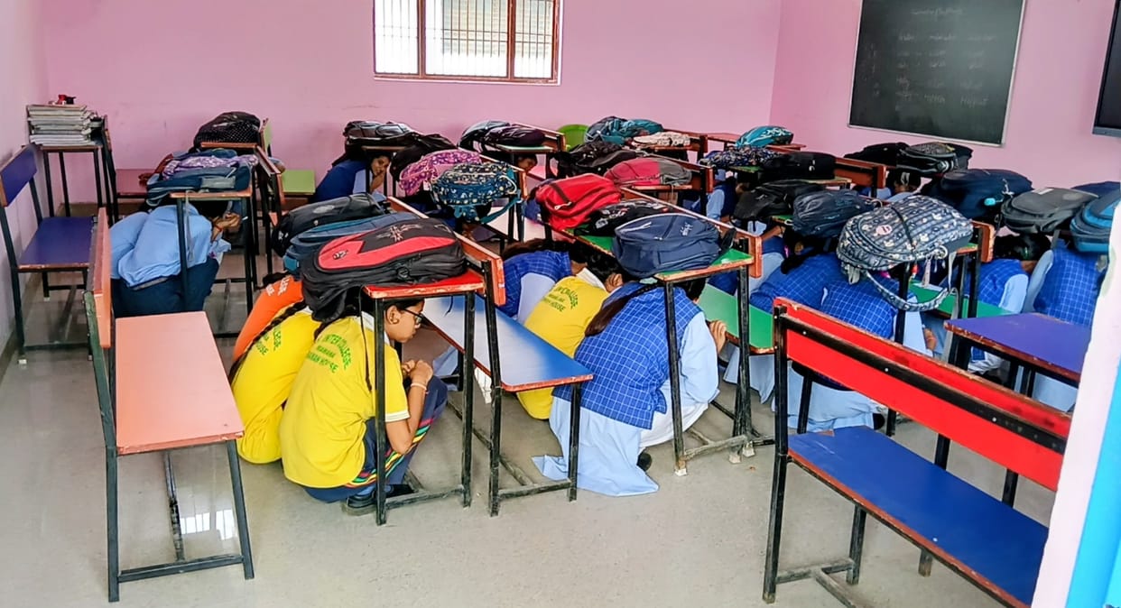 Earthquake and fire safety drill conducted; 3,200 students participated.