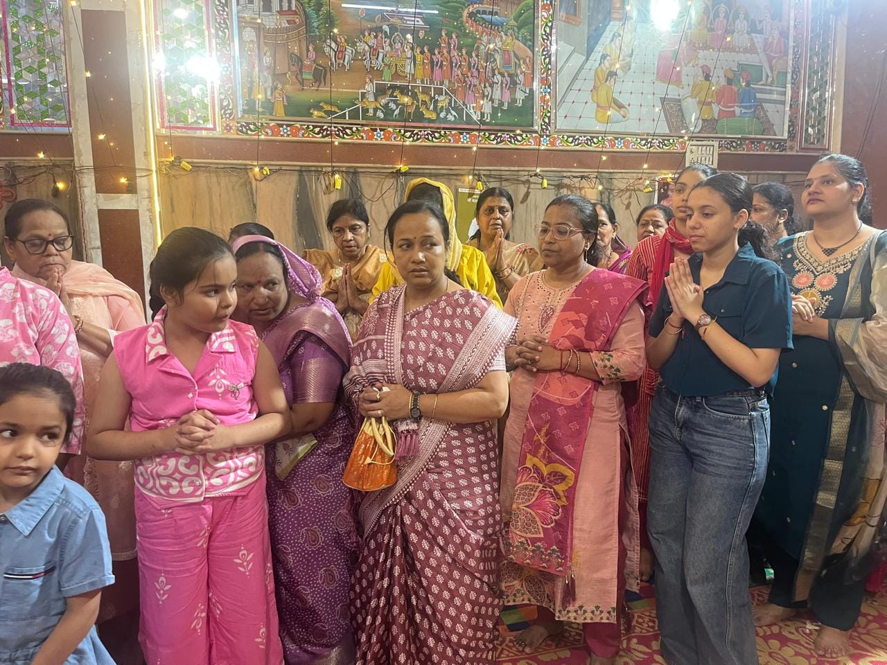 फुलबाग कॉलोनी में स्थित जैन पंचायती मंदिर में पूजा करते जैन समाज के लोग। संवाद